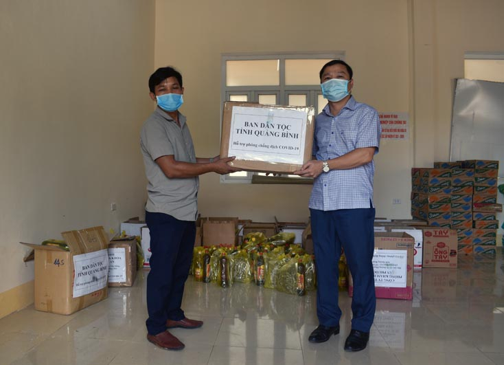 Chú thích ảnh: Đồng chí Võ Ngọc Thanh, Trưởng ban Dân tộc trao các suất quà để hỗ trợ người dân tại 2 bản Bãi Dinh và bản K.Ai thuộc xã Dân Hóa, huyện Minh Hóa.