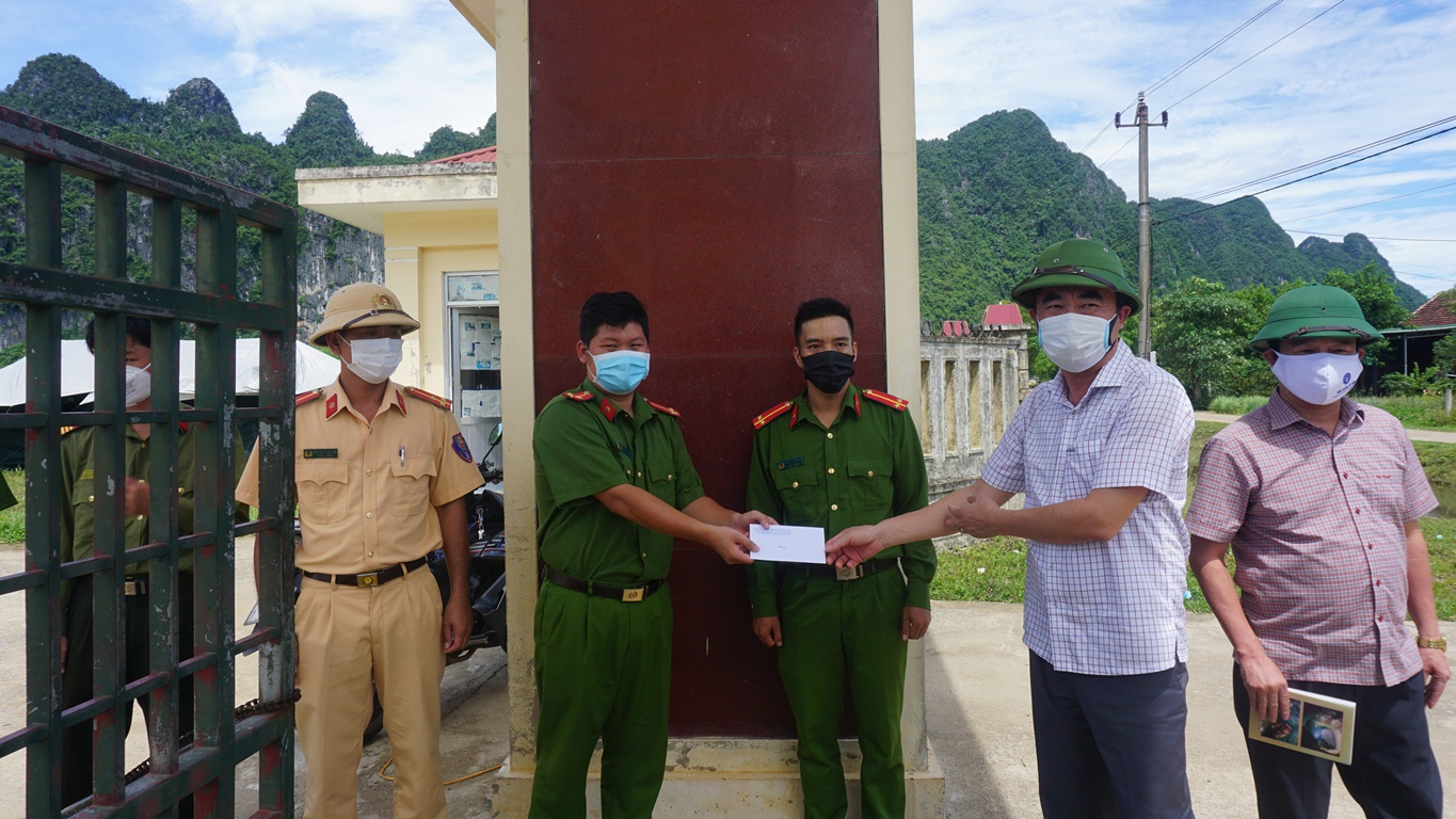 Đồng chí Nguyễn Lương Bình tặng quà cho lực lượng tham gia phòng, chống dịch Covid-19 tại khu cách ly tập trung của huyện Minh Hóa.