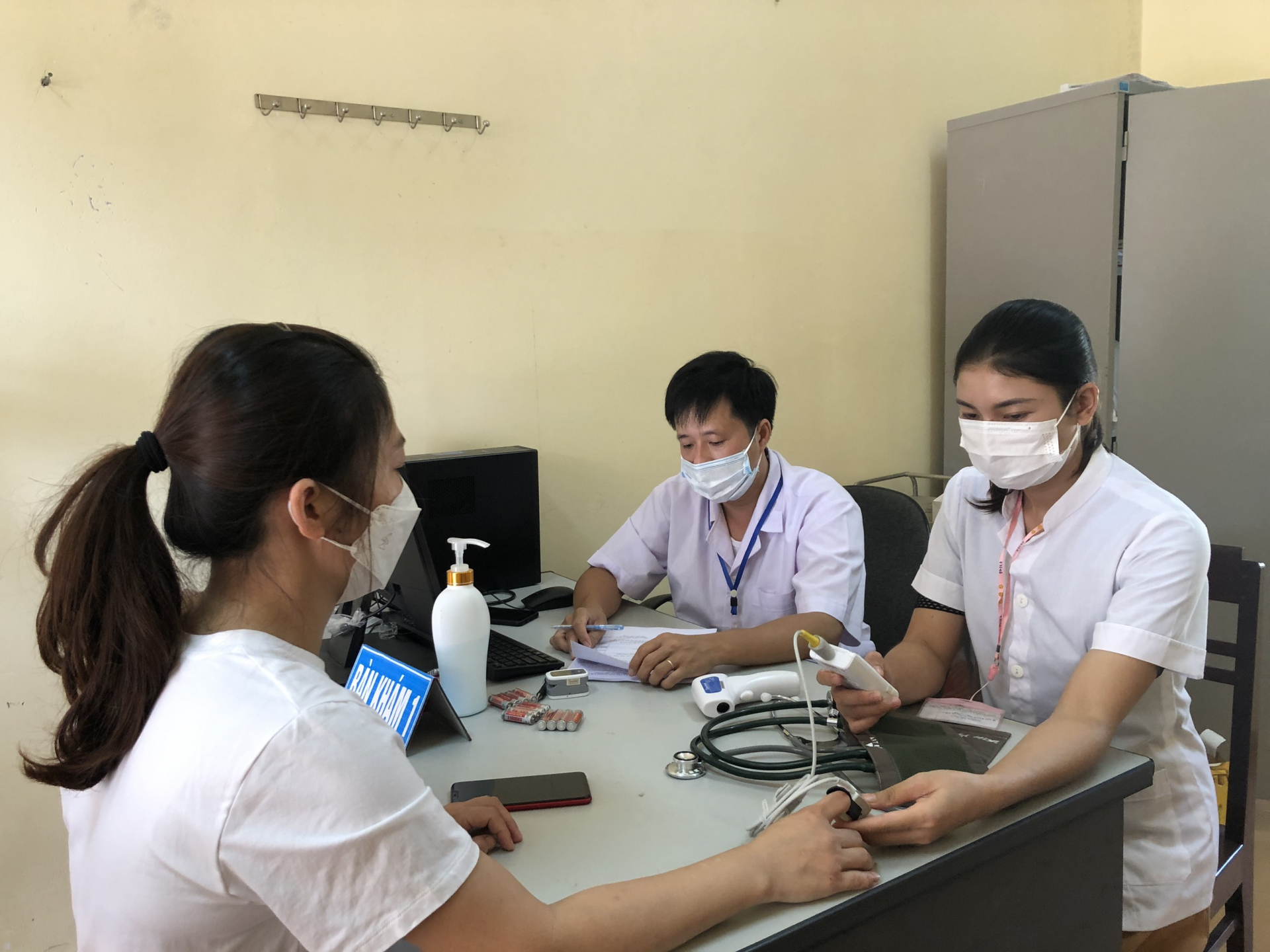 Khám sàng lọc trước khi tiêm vắc xin.