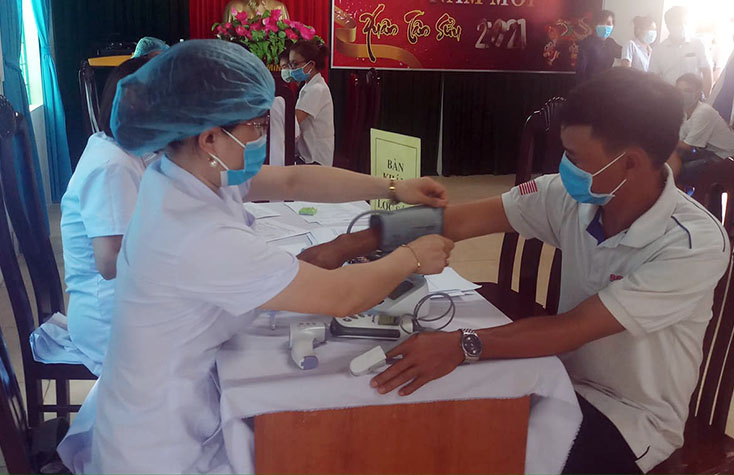 Lực lượng y tế tiêm vắc-xin cho các đối tượng