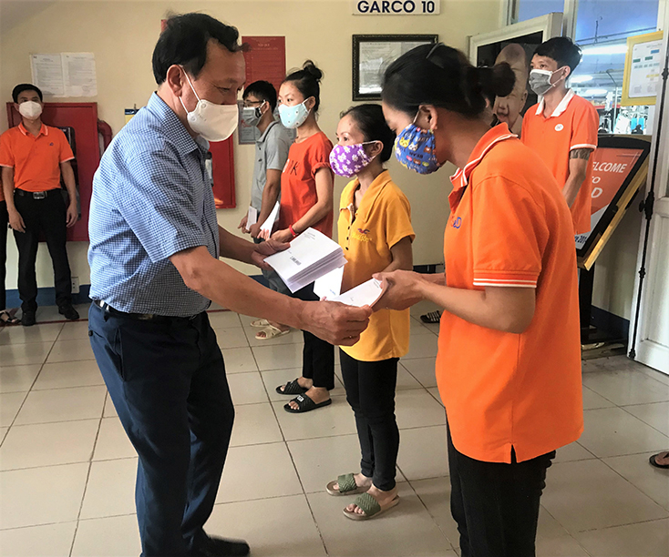 Đồng chí Phó Bí thư Thường trực Tỉnh ủy Trần Hải Châu trao quà cho công nhân, lao động của Công ty TNHH S&D Quảng Bình.