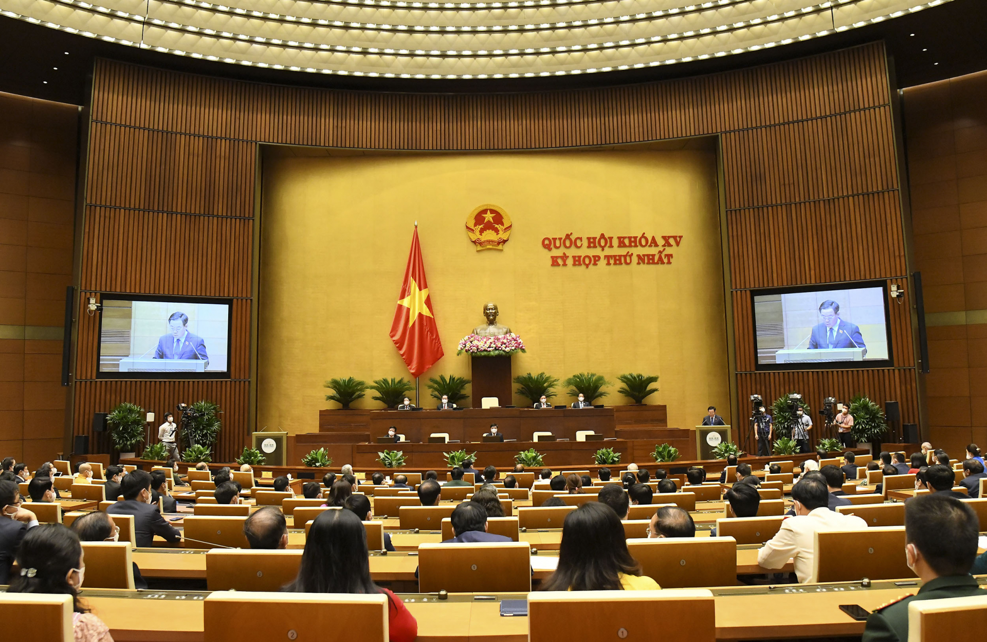 Quốc hội biểu quyết thông qua các nghị quyết.