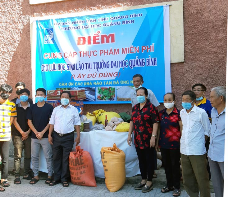 Chi hội Hữu nghị Việt Nam- Lào tại Đồng Hới hỗ trợ nhu yếu phẩm giúp học sinh, sinh viên Lào phòng, chống dịch bệnh Covid-19