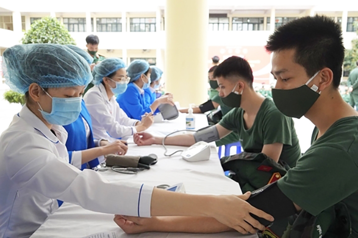 Đoàn viên thanh niên Học viện Kỹ thuật quân sự kiểm tra sức khỏe trước khi hiến máu. Ảnh: Diệu Thúy-Hồng Thạnh.