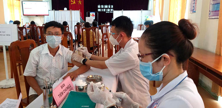 Công tác tiêm phòng Covid-19 bảo đảm theo quy định an toàn phòng dịch.