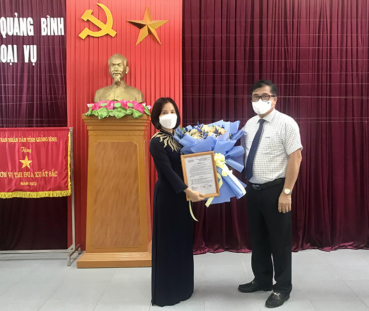Đồng chí Phó Chủ tịch Thường trực UBND tỉnh Đoàn Ngọc Lâm tặng hoa, trao quyết định bổ nhiệm Giám đốc Sở Ngoại vụ cho đồng chí Nguyễn Thị Hương Giang.