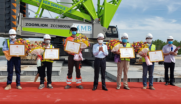 Đồng chí Phó Chủ tịch UBND tỉnh Phan Mạnh Hùng trao bằng khen của Chủ tịch UBND tỉnh cho các tập thể, cá nhân giải cứu thành công tàu hàng trật bánh.