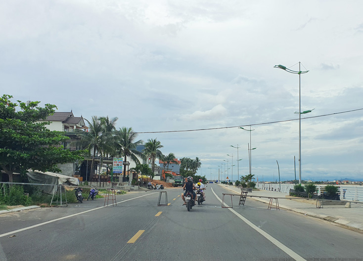 Các nhà máy đá ngang nhiên chặn đường lắp đặt hệ thống cầu trượt băng qua đường giao thông để vận chuyển đá lạnh ra tàu cá