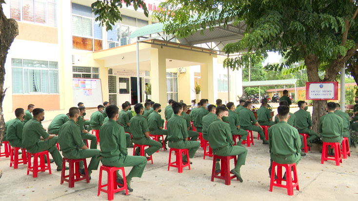Cán bộ, chiến sỹ Bộ đội Biên phòng chờ làm thủ tục trước khi tiêm vắc xin phòng Covid-19.