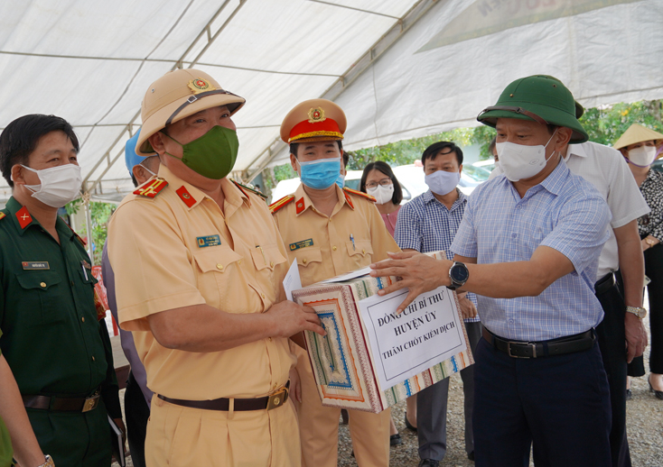 Lãnh đạo huyện Lệ Thủy tăng quà cho lực lượng làm nhiệm vụ tại chốt kiểm soát phòng, chống dịch