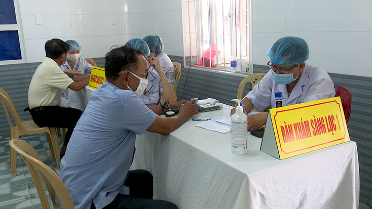 Khám sàng lọc cho các đối tượng trước khi tiêm