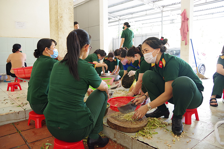 Cán bộ, hội viên phụ nữ Bộ CHQS tỉnh chế biến, đóng gói sản phẩm.
