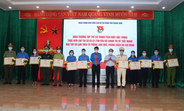 Đồng chí Trần Hải Châu, Phó Bí thư Thường trực Tỉnh ủy, Chủ tịch HĐND tỉnh và đại diện BTV Tỉnh đoàn biểu dương, khen thưởng các tập thể, cá nhân điển hình trong học và làm theo Bác. 