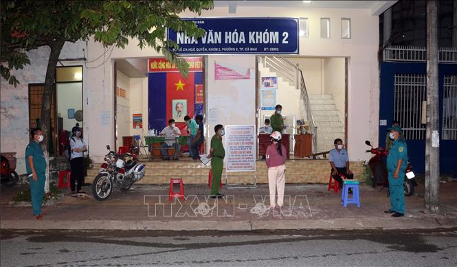  Tuyên truyền người dân hạn chế ra đường đảm bảo giãn cách, phòng dịch COVID-19. Ảnh: TTXVN