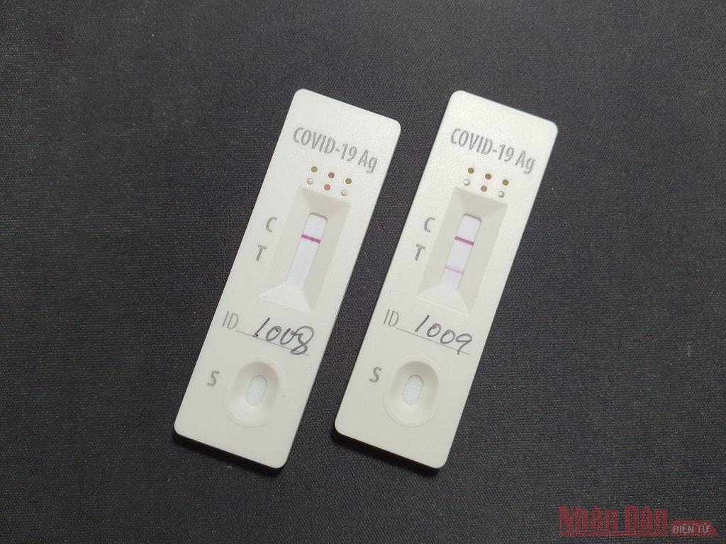  Kết quả xét nghiệm kháng nguyên âm tính (trái) và dương tính (phải). 