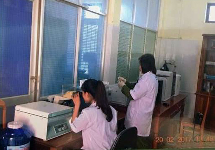 CBCS Phòng KTHS, Công an Quảng Trị đang tiến hành giám định các mẫu vật liên quan đến ma túy