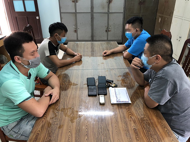 Các đối tượng tham gia đánh bạc.
