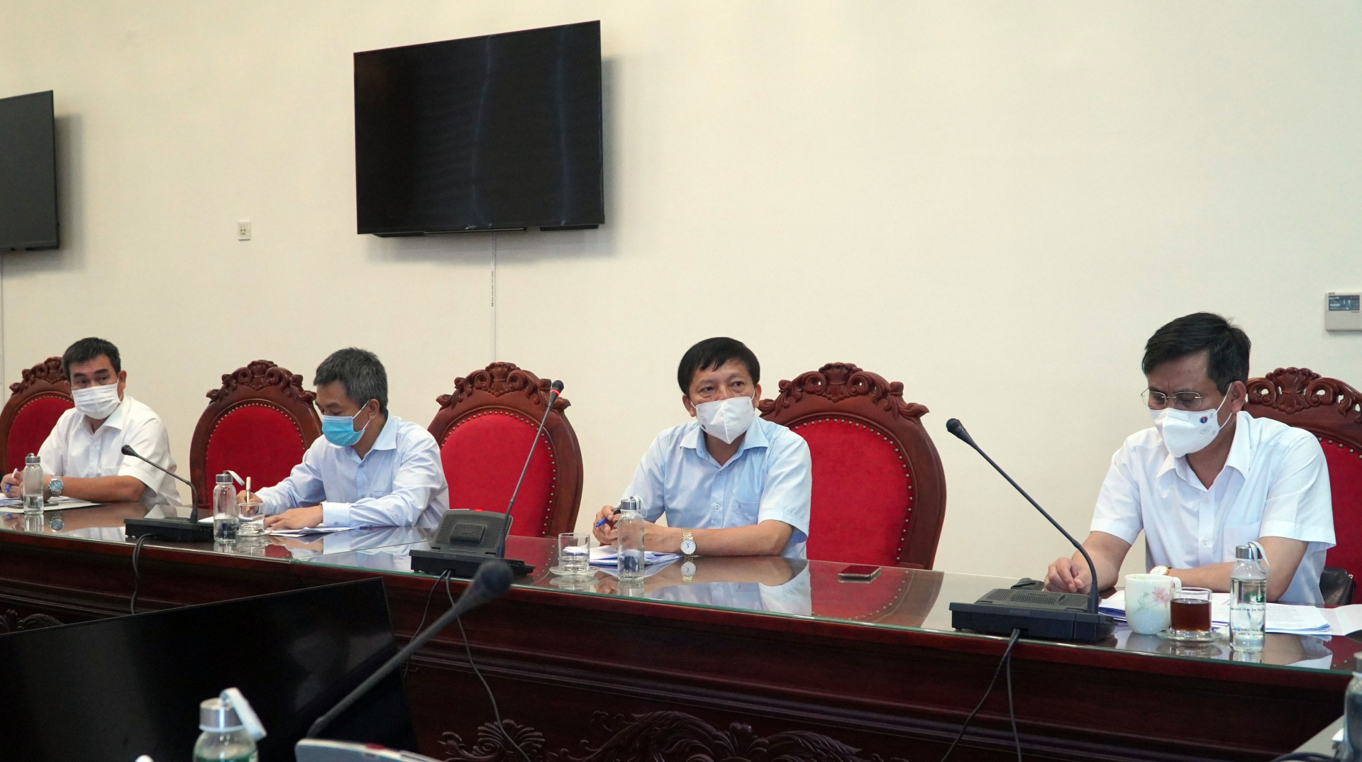 Các đại biểu dự họp.
