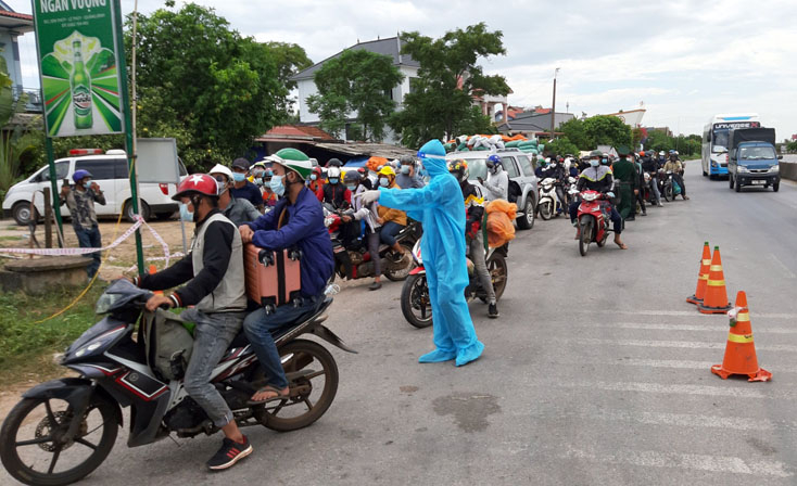 Người dân đi xe máy về quê tránh dịch tại chốt kiểm soát dịch Covid-19 Sen Thủy (Lệ Thủy) sáng 30-7