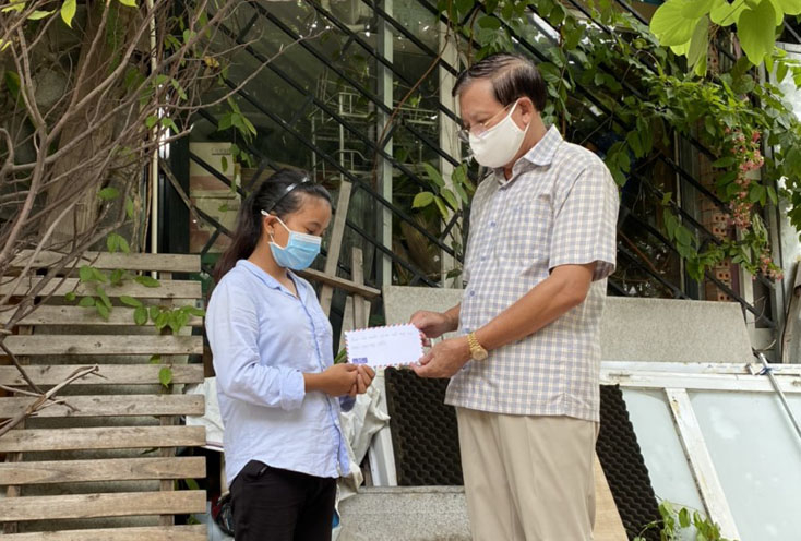 Ông Mai Xuân Bình, Chủ tịch Hội đồng hương tỉnh Quảng Bình tại T.P Hồ Chí Minh trao quà cho em Cao Thị Diên (bản Ón, xã Thượng Hóa, huyện Minh Hóa) 
