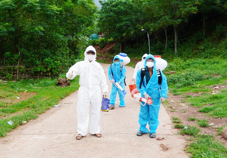 CDC Quảng Bình triển khai phun hóa chất khử khuẩn ở các khu vực bị phong tỏa để phòng chống dịch Covid-19