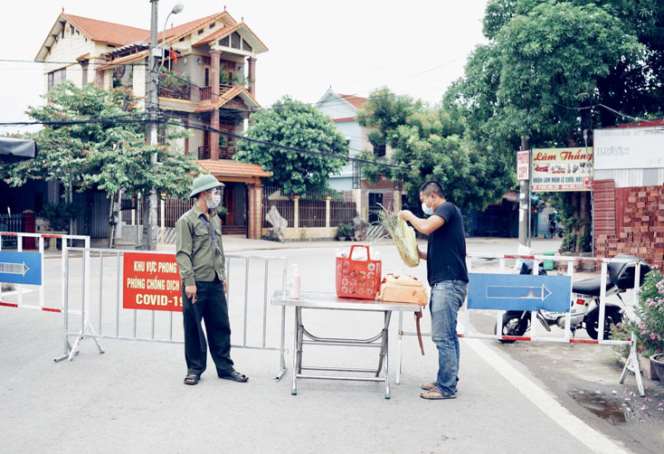 Tại các chốt trực khu vực phong tỏa, luôn có một chiếc bàn để người dân gửi hàng tiếp tế, đảm bảo khoảng cách tránh nguy cơ lây nhiễm dịch bệnh.
