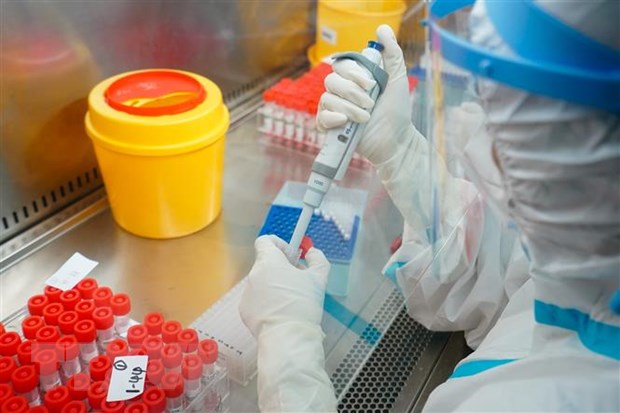 Nhân viên y tế kiểm tra các mẫu xét nghiệm COVID-19 tại phòng thí nghiệm tại Nam Kinh, tỉnh Giang Tô,Trung Quốc, ngày 27-7-2021. (Ảnh: THX/TTXVN)