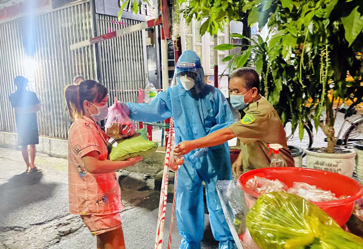 Với người lao động nghèo nơi tâm dịch