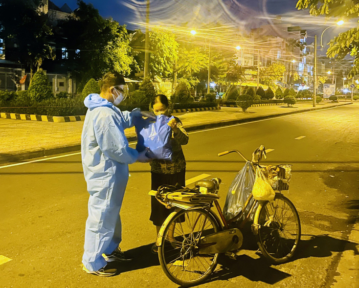 Trần Bắc trao quà cho người lang thang cơ nhỡ.