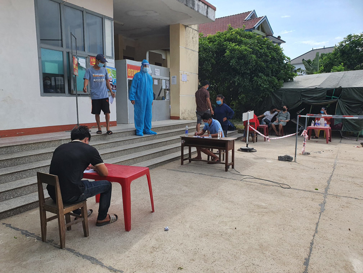 Người dân từ các tỉnh phía Nam đang khai báo y tế tại Chốt kiểm soát phòng, chống dịch Covid-19 số 1