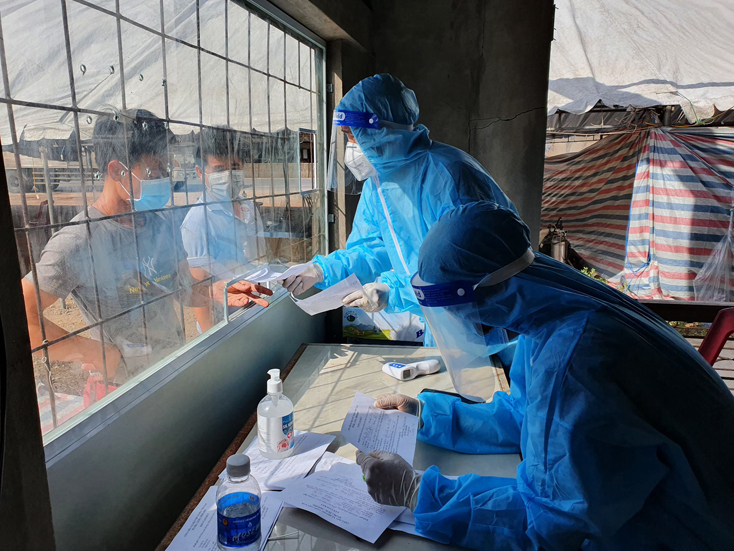 Tiếp nhận tờ khai y tế để phân loại đối tượng tại Chốt kiểm soát phòng, chống dịch Covid-19 số 2