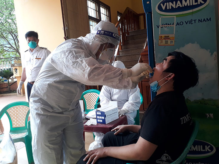 Cán bộ y tế khẩn trương tiến hành lấy mẫu xét nghiệm SARS-CoV-2 