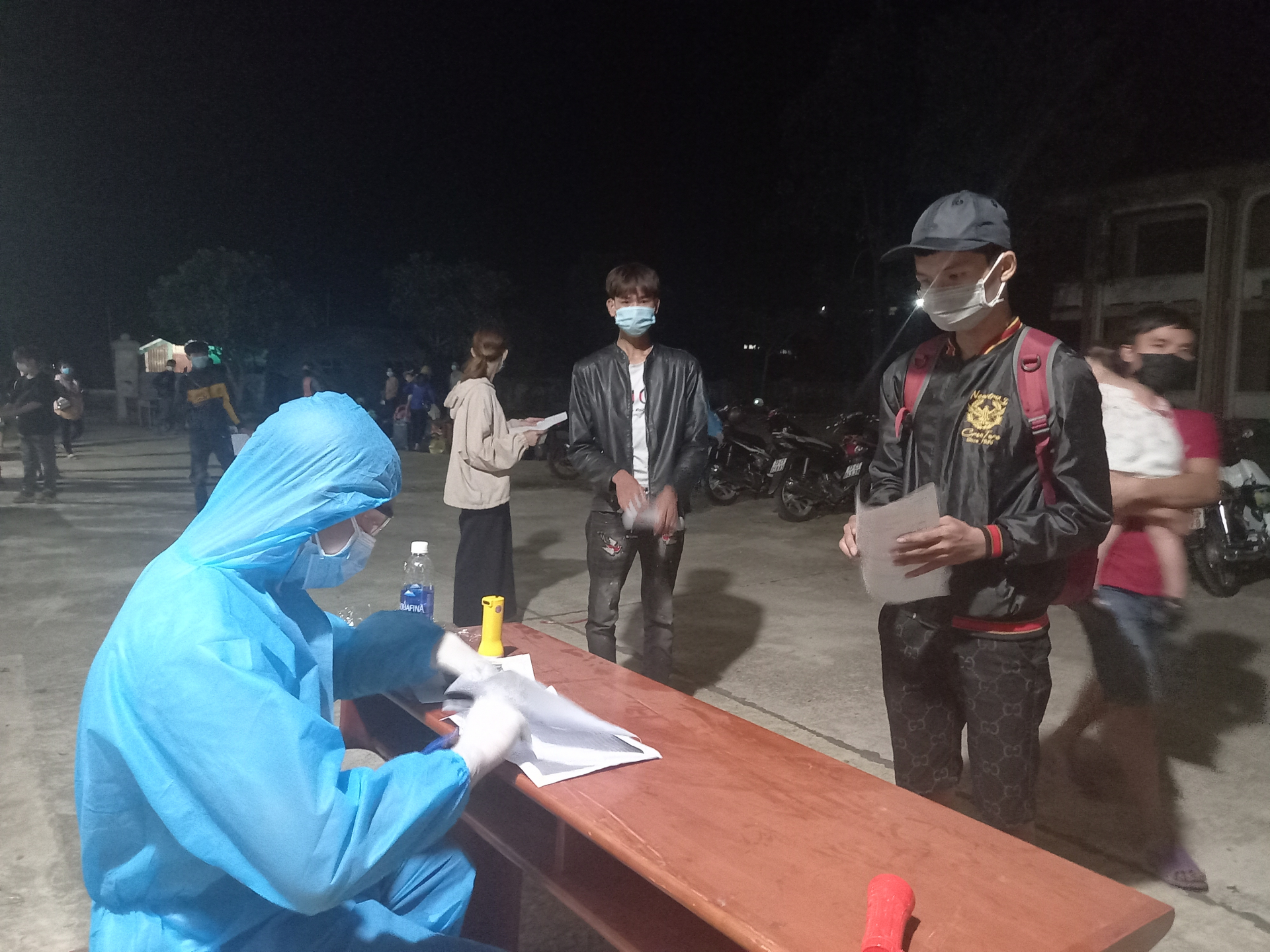 Các công dân được hướng dẫn làm thủ tục và thực hiện các biện pháp phòng chống dịch khi vào khu cách ly.