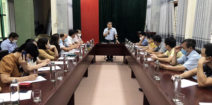 Đồng chí Vũ Đại Thắng, Ủy viên Trung ương Đảng, Bí thư Tỉnh ủy, trưởng đoàn Đại biểu Quốc hội tỉnh thăm, động viên cán bộ, nhân viên Trung tâm Hành chính công tỉnh.
