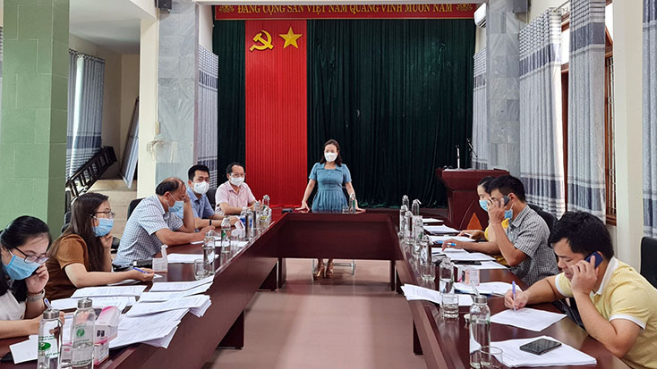 Đồng chí Phạm Thị Hân, Ủy viên Ban Thường vụ Tỉnh ủy, Chủ tịch Ủy ban MTTQVN tỉnh đã đi kiểm tra công tác tiếp nhận, xử lý thông tin qua số điện thoại đường dây nóng.