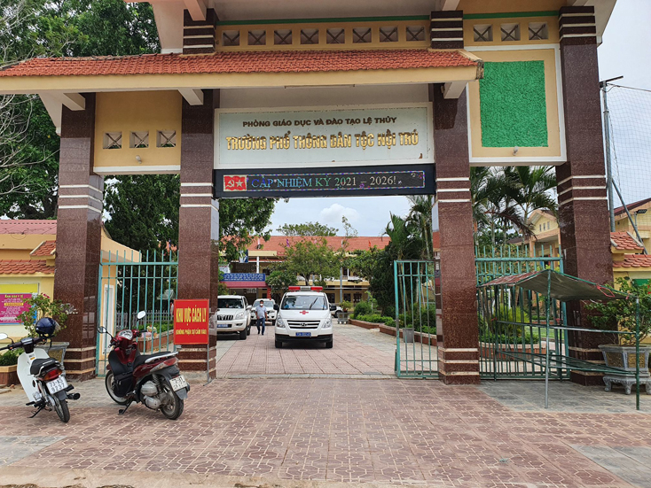 Xe chuyên dụng đưa trường hợp F0 về bệnh viện dã chiến của tỉnh