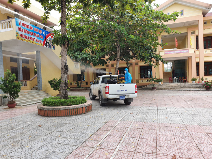 Phun tiêu độc khử trùng trong khu cách ly tập trung Trường phổ thông dân tộc nội trú huyện Lệ Thủy