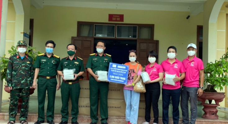 Trao khẩu trang cho lực lượng phòng, chống dịch Covid-19.