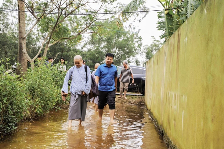 Ban Tôn giáo tỉnh phối hợp với các tổ chức tôn giáo hỗ trợ đồng bào bị thiệt hại do mưa lũ năm 2020 tại huyện Lệ Thủy. (Ảnh chụp vào thời điểm Quảng Bình chưa có ca nhiễm Covid-19)
