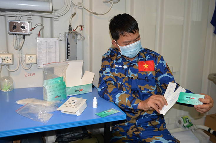 Cán bộ quân y kiểm tra vật tư y tế phục vụ công tác phòng, chống dịch Covid-19.  