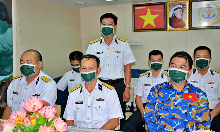  Cán bộ, chiến sĩ biên đội tàu tuân thủ đeo khẩu trang trong tất cả hoạt động tập trung.