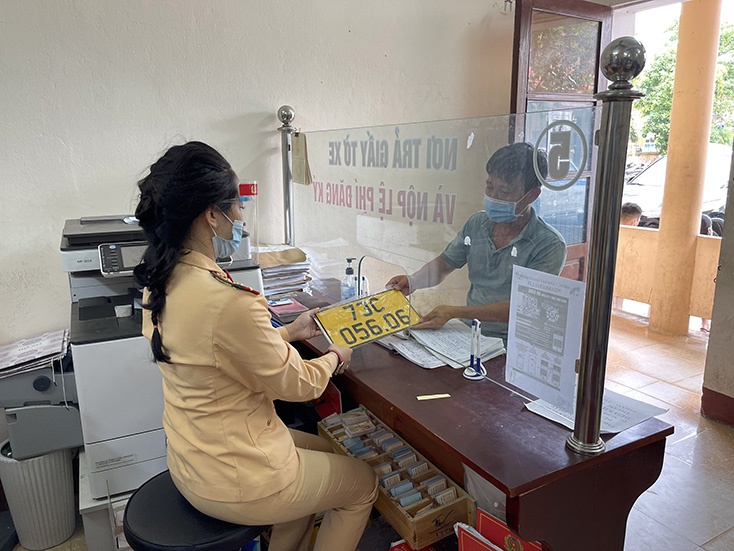 Phòng CSGT Công an tỉnh tiếp nhận hồ sơ cấp đổi biển số nền màu vàng cho phương tiện kinh doanh vận tải của doanh nghiệp, cá nhân.