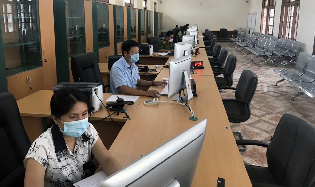Để đáp ứng yêu cầu hỗ trợ của bà con, Tổng đài 1800 8073 đã kết nối 30 số máy điện thoại tiếp nhận cuộc gọi 24/24 giờ.