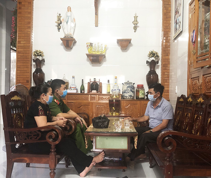 Công an xã phối hợp với thành viên Hội đồng mục vụ giáo xứ đi từng nhà tuyên truyền vận động nhân dân chấp hành tốt các quy định của pháp luật.