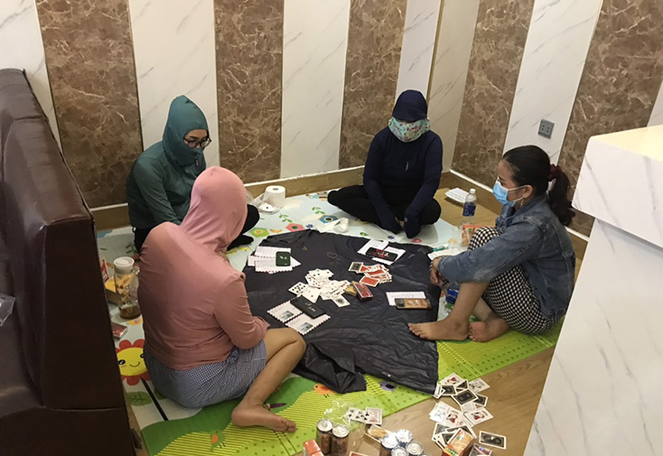 Nhóm đối tượng đánh bạc bị bắt quả tang trong thời điểm TP. Đồng Hới đang thực hiện giãn cách theo Chỉ thị số 15/CT-TTg của Thủ tướng Chính phủ.