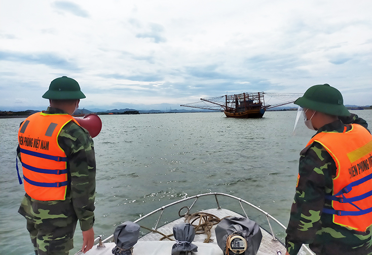  Trạm Kiểm soát Biên phòng Cửa khẩu cảng Gianh, kiểm tra, kiểm soát các phương tiện xuất nhập lạch, thông báo tình hình dịch và yêu cầu kê khai y tế đối với các phương tiện đi về từ vùng dịch.