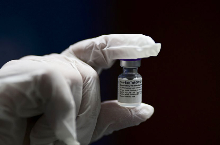Một lọ vaccine Pfizer tại Puerto Rico. Ảnh: AP