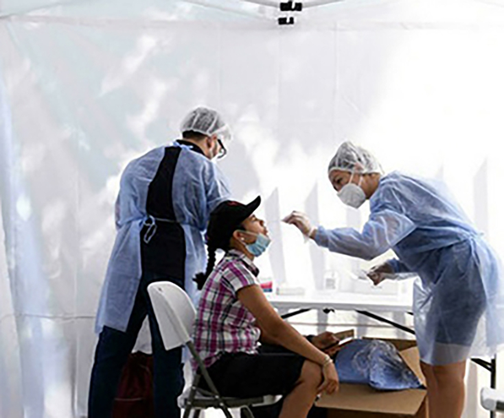 Du khách đến tháp Eiffel tại Paris buộc phải xét nghiệm nếu không có bằng chứng đã tiêm vaccine COVID-19. Ảnh: AFP