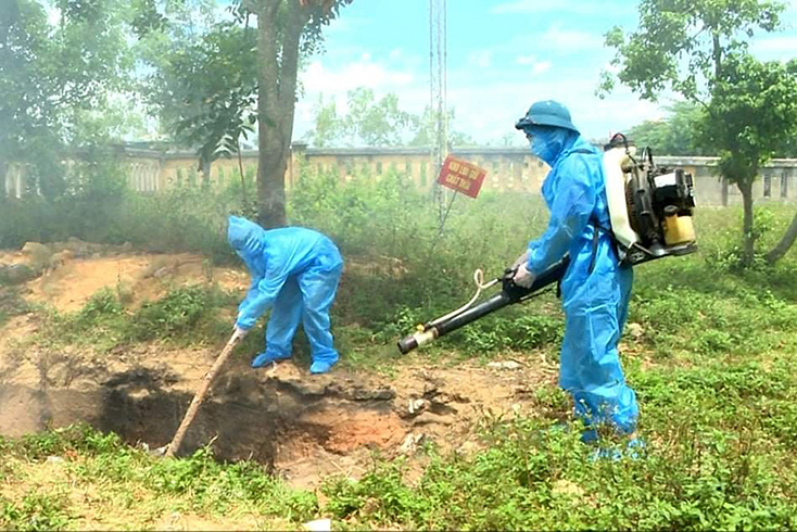 Khử khuẩn rác thải y tế trước khi xử lý các bước tiếp theo ở khu vực cách ly tập trung.