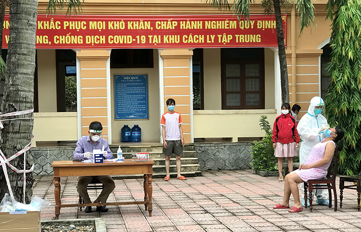 Cán bộ y tế lấy mẫu xét nghiệm các đối tượng tại KCLTT tại Trường Chính trị tỉnh.